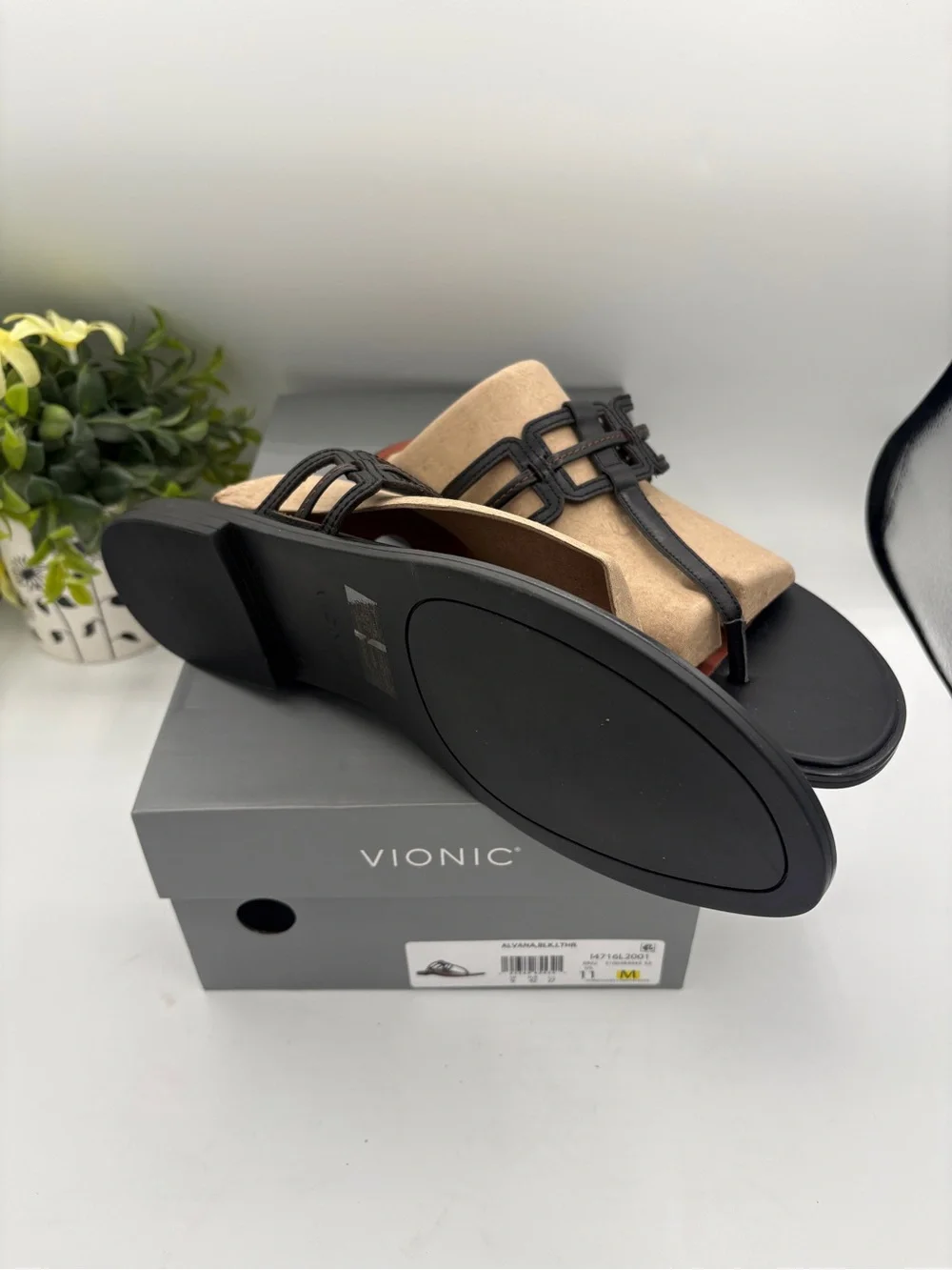 Vionic Black Leather Thong Sandals Size 11